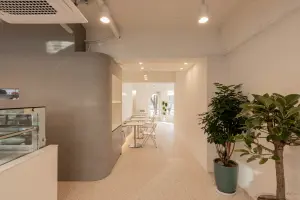 곡선미 살린 미니멀 베이커리 카페 인테리어